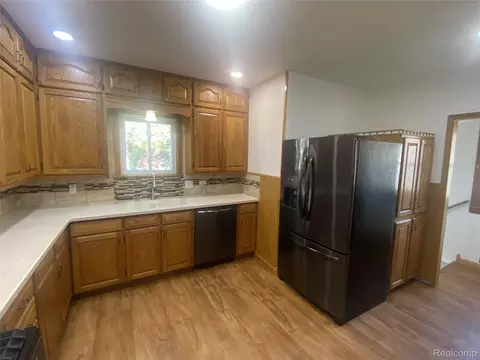 Kitchen - 809 Stanton St, Bay City, MI 48708 photo 3 of 4