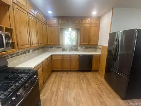 Kitchen - 809 Stanton St, Bay City, MI 48708 photo 2 of 4