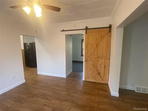 Living - 809 Stanton St, Bay City, MI 48708 photo 3 of 3