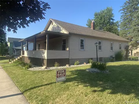 Exterior - 809 Stanton St, Bay City, MI 48708 photo 2 of 12