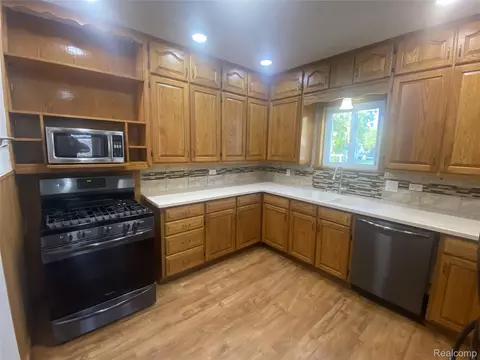 Kitchen - 809 Stanton St, Bay City, MI 48708 photo 1 of 4