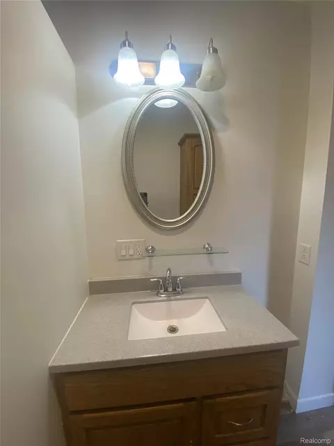 Bath - 809 Stanton St, Bay City, MI 48708 photo 2 of 4