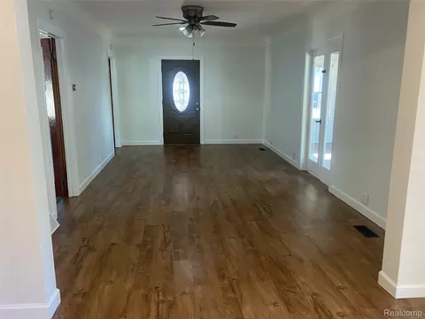 Living - 809 Stanton St, Bay City, MI 48708 photo 2 of 3