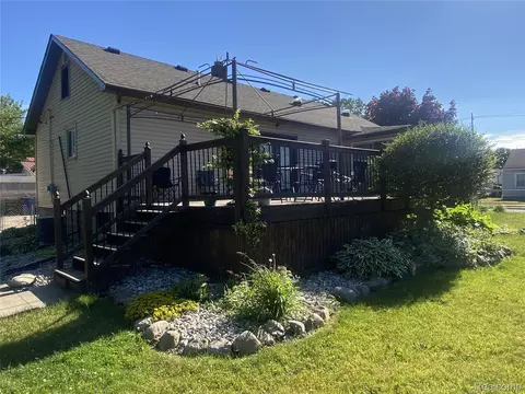 Exterior - 809 Stanton St, Bay City, MI 48708 photo 8 of 12