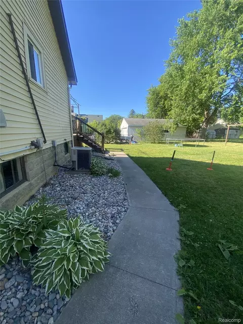 Exterior - 809 Stanton St, Bay City, MI 48708 photo 7 of 12