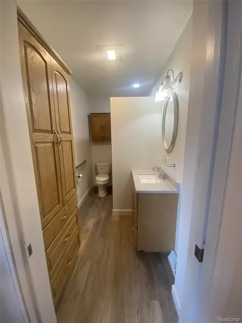 Bath - 809 Stanton St, Bay City, MI 48708 photo 1 of 4