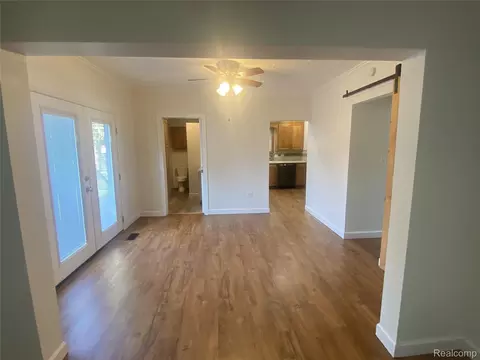 Living - 809 Stanton St, Bay City, MI 48708 photo 1 of 3