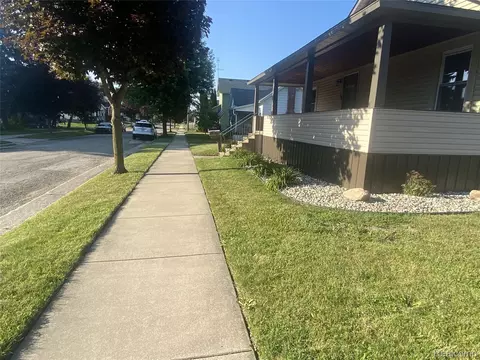 Exterior - 809 Stanton St, Bay City, MI 48708 photo 5 of 12
