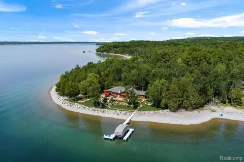 5520 Horton Creek Dr, Bay, MI 49720