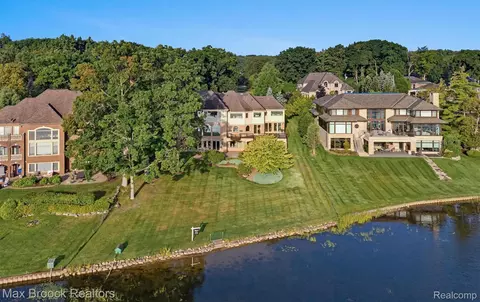 1832 Long Lake Shore Dr, Bloomfield Hills, MI 48302