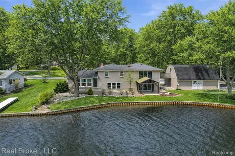 5370 Edgelake Dr, Pinckney, MI 48169