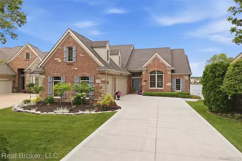 10685 Cliffview Dr, Green Oak, MI 48178