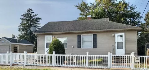 913 Boston Ave, Waterford, MI 48328