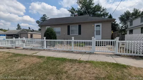 913 Boston Ave, Waterford, MI 48328