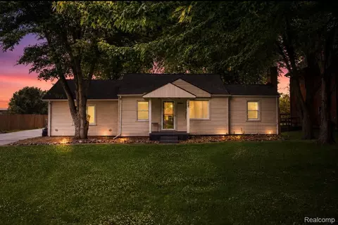 39751 Sylvia St, Harrison, MI 48045