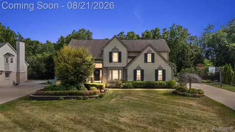 37235 Aspen Dr, Farmington Hills, MI 48335