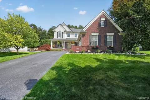 205 Franklin Lake Cir, Oxford, MI 48371