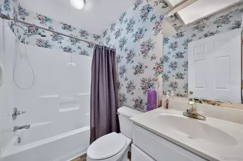 Bath - 9178 Nicole Ln, Davison, MI 48423 photo 2 of 4