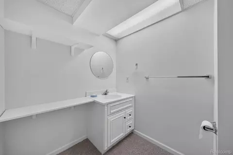 Bath - 9178 Nicole Ln, Davison, MI 48423 photo 3 of 4