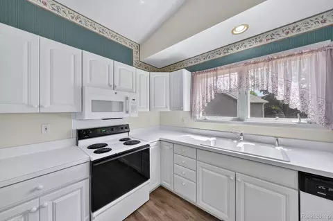 Kitchen - 9178 Nicole Ln, Davison, MI 48423 photo 4 of 5