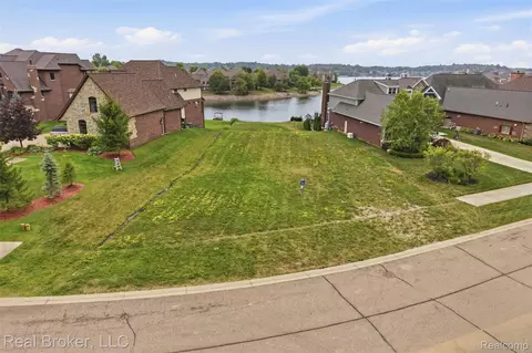 10407 Stoney Point Dr, Green Oak, MI 48178