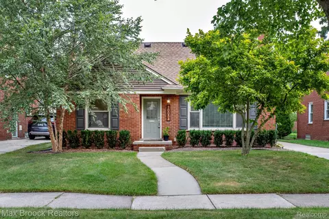 10054 Lincoln Dr, Huntington Woods, MI 48070