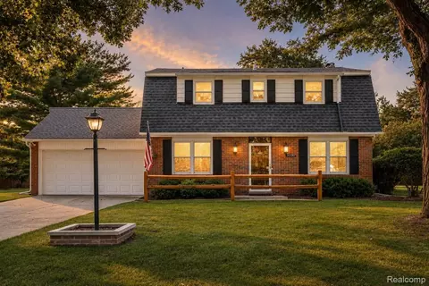 30180 Northgate Dr, Southfield, MI 48076