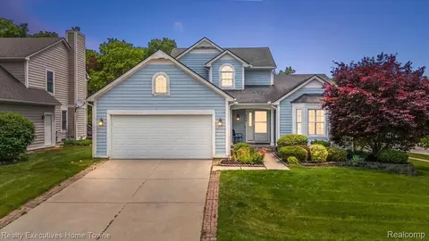 899 Hathaway Dr, Auburn Hills, MI 48326