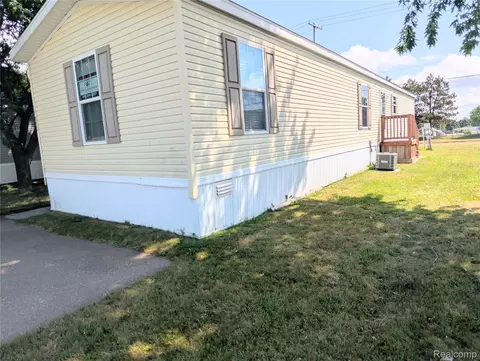 17092 Canterbury Cir, Groveland, MI 48442