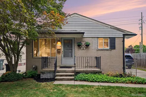 21739 Cedar St, Saint Clair Shores, MI 48081