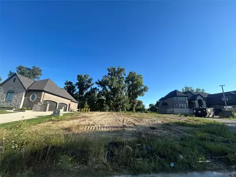 6883 Roseberry Dr, Shelby, MI 48316