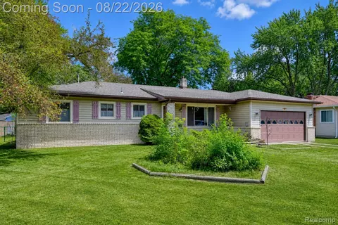 2388 Woodlawn St, Wolverine Lake, MI 48390