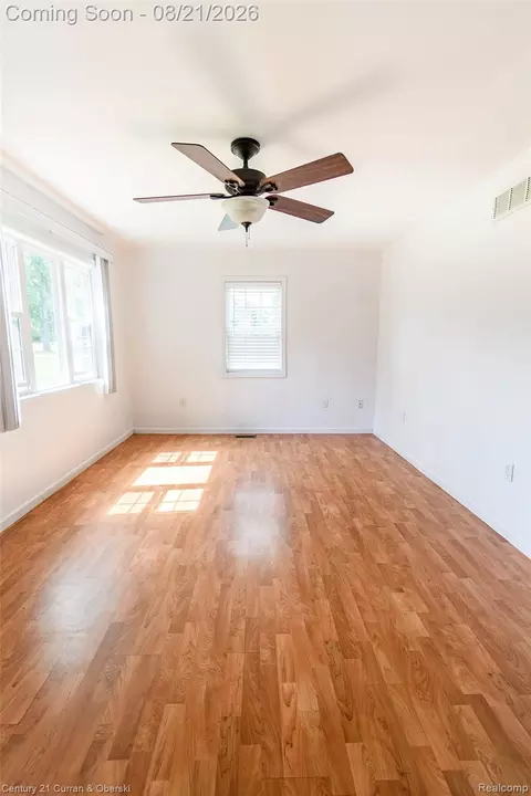Living - 3013 Lakeview St, Monroe, MI 48162 photo 4 of 5