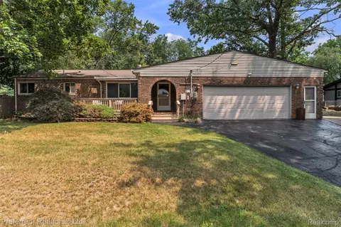 8822 Pontiac Lake Rd, White Lake, MI 48386