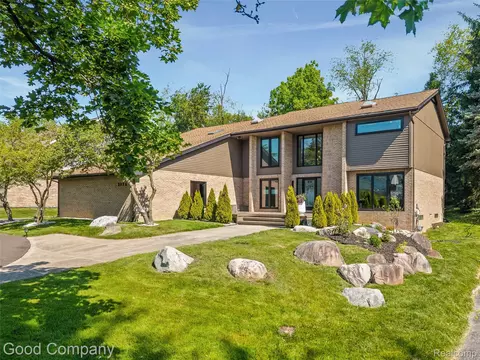 3176 Chambord Dr, West Bloomfield, MI 48323