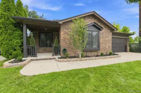 22733 Ridgeway St, Saint Clair Shores, MI 48080