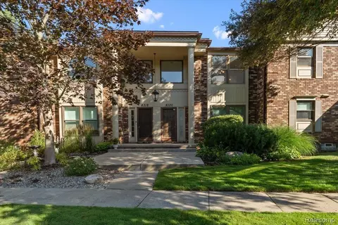 4320 Knightsbridge Ln, West Bloomfield, MI 48323