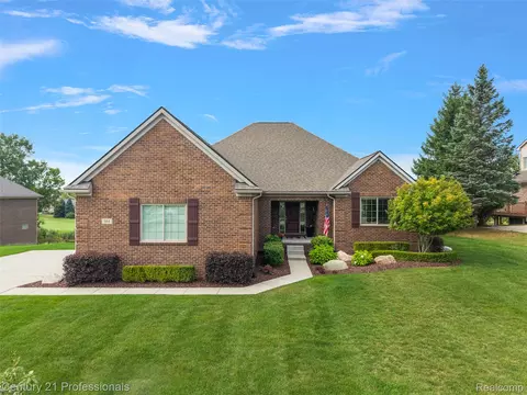 584 Overlook Dr, Oxford, MI 48371