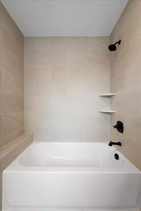 Bath - 16199 Via Colico, Macomb, MI 48042 photo 5 of 11