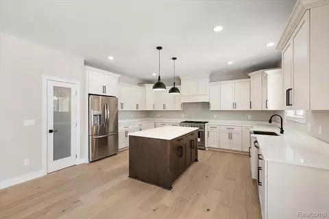 Kitchen - 16199 Via Colico, Macomb, MI 48042 photo 4 of 5