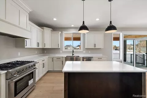Kitchen - 16199 Via Colico, Macomb, MI 48042 photo 3 of 5