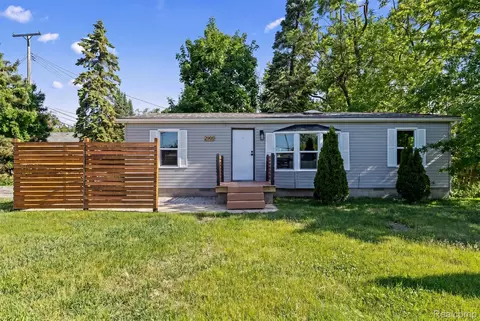 2900 Hensman St, Keego Harbor, MI 48320