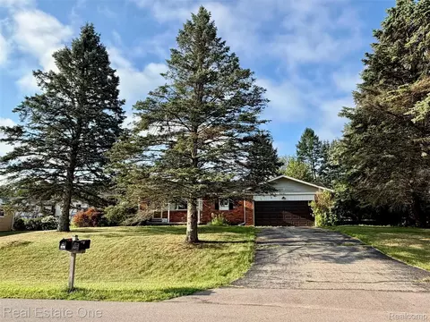 8295 Fox Bay Dr, White Lake, MI 48386