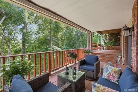 1086 York St, Plymouth, MI 48170