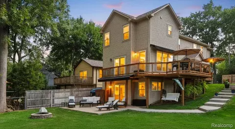 5545 Paradise St, Commerce, MI 48382