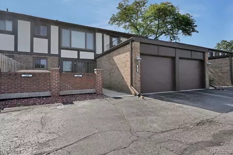 206 Country Club Dr, Saint Clair Shores, MI 48082