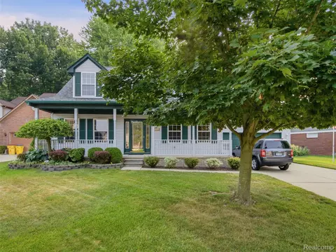 54608 Beacon Cove Cir, New Baltimore, MI 48047