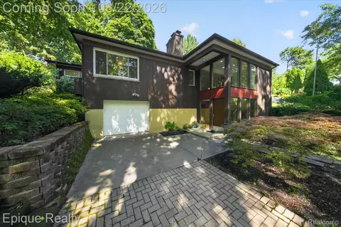 2200 Navarre Cir, Ann Arbor, MI 48104