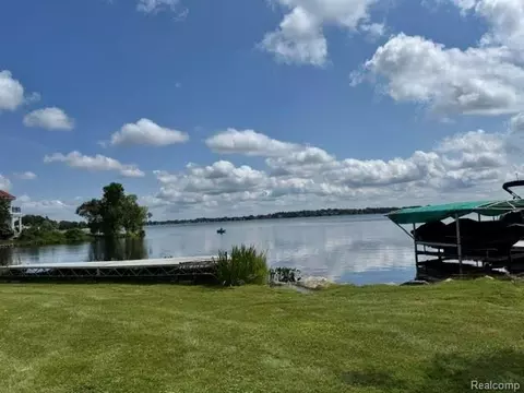 1809 S Windside Dr, West Bloomfield, MI 48324