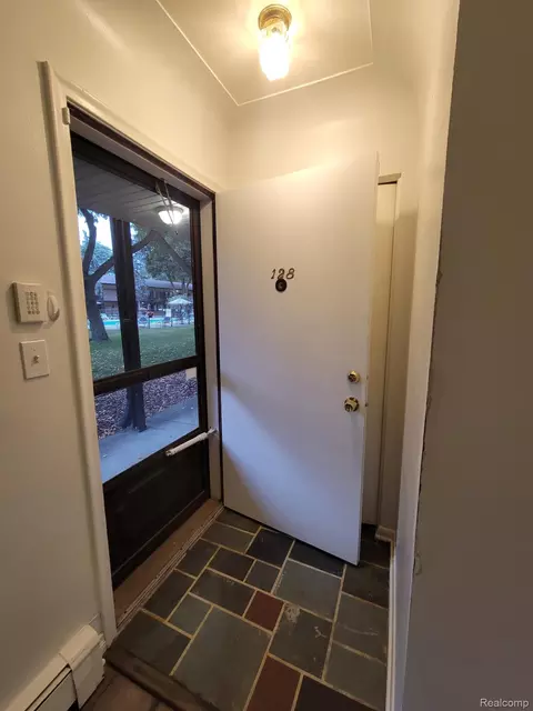 995 N Cass Lake Rd #128, Waterford, MI 48328